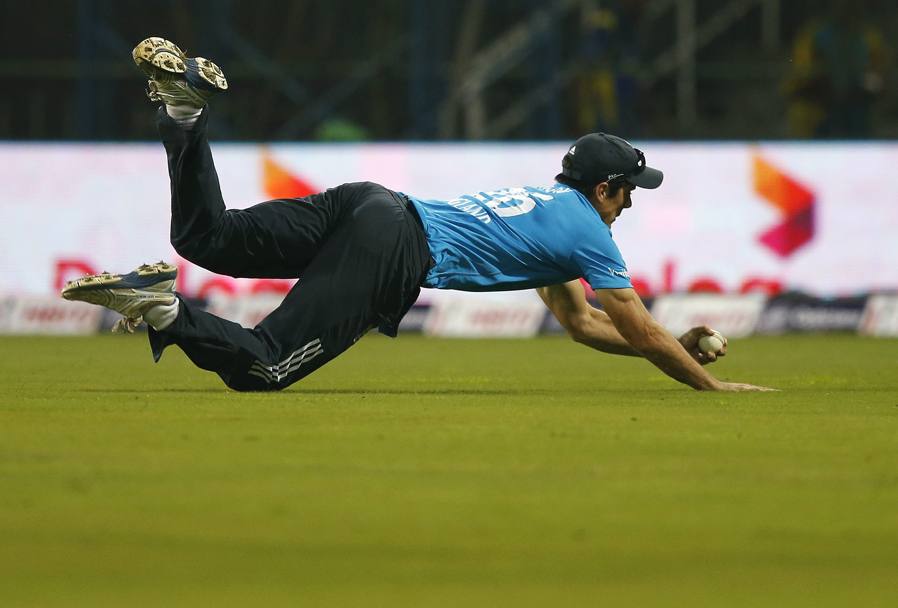 Atterraggio sull&#39;erba, invece, per il capitano della nazionale inglese di cricket, Alastair Cook, nel match contro lo Sri Lanka a Colombo. (Action Images)